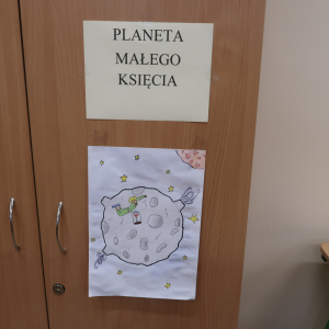 Planeta odwiedzone przez Małego Księcia wykonana przez uczniów na lekcji języka polskiego w 7 a. Praca plastyczna zawieszona na szafie, nad nią napis z nazwą odwiedzonego obiektu. Na zajęciach wykorzystano cyfrowy aparat zakupiony w ramach Laboratoriów Przyszłości. Kliknięcie na zdjęcie spowoduje jego powiększenie do rozmiaru oryginalnego.