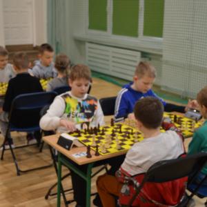 Uczniowie kl. 1-3 grają przy stolikach w szachy. Kliknięcie na zdjęcie spowoduje jego powiększenie do rozmiaru oryginalnego.