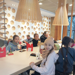 Uczennice siedzą przy stolikach i jedzą posiłek w McDonalds. Kliknięcie na zdjęcie spowoduje jego powiększenie do rozmiaru oryginalnego.