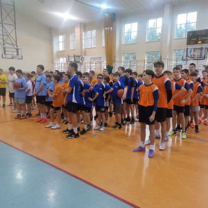 Uczniowie Zespołu Szkół w Szczurowej na zawodach w mini koszykówce. Chłopcy stoją obok zawodników z innych szkół. Kliknięcie na zdjęcie spowoduje jego powiększenie do rozmiaru oryginalnego.