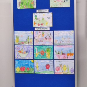 Prace dzieci wykonane w ramach plastycznego konkursu "Owoce i warzywa w szkole" zawieszone na sztalugach. Prace przedstawiają owoce i warzywa. Kliknięcie na zdjęcie spowoduje jego powiększeni do rozmiaru oryginalnego.