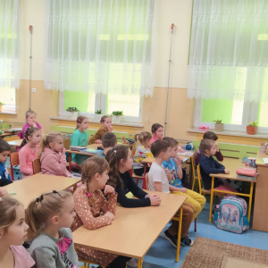 Uczniowie klas 1 słuchają pracownika KRUSu o bezpieczeństwie na wsi. Kliknięcie na zdjęcie spowoduje jego powiększenie do rozmiaru oryginalnego.