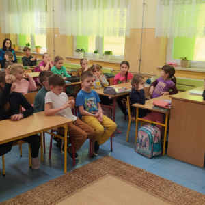 Uczniowie klas 1 siedzą na spotkaniu z przedstawicielem KRUSu. Dzieci siedzą na krzesełkach obok siebie w sali lekcyjnej. Kliknięcie na zdjęcie spowoduje jego powiększenie do rozmiaru oryginalnego.