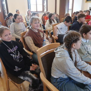 Uczniowie kl. 5 siedzą na krzesłach w Bibliotece Publicznej w Szczurowej. Uczestniczą w spotkaniu autorskim z panią Ireną Górą. Kliknięcie na zdjęcie spowoduje jego powiększenie do rozmiaru oryginalnego.