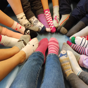 Uczniowie kl. 3 a z kolorowymi skarpetkami na nogach świętują Światowy Dzień Zespołu Downa. Kliknięcie na zdjęcie spowoduje jego powiększenie do rozmiaru oryginalnego.