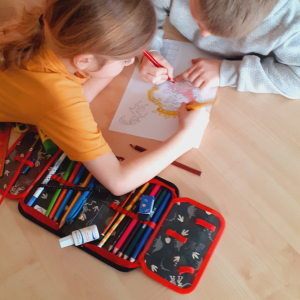 Uczniowie malują herb Brzeska w ramach innowacji pedagogicznej na świetlicy szkolnej. Kliknięcie na zdjęcie spowoduje jego powiększenie do rozmiaru oryginalnego.