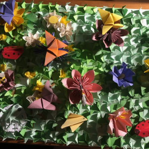 Praca konkursowa - origami owadów i kwiatów  w różnych kolorach wykonana przez Mikołaja Domagałę z kl. 7 b. Kliknięcie na zdjęcie spowoduje jego powiększenie do rozmiaru oryginalnego. 