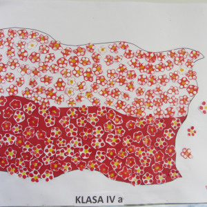 Flaga Polski wykonana przez uczniów kl. 4 a z drobnych biało-czerwonych kwiatków pokrywających całą flagę na Szkolny Konkurs "Nasza flaga". Kliknięcie na zdjęcie spowoduje jego powiększenie do rozmiaru oryginalnego.