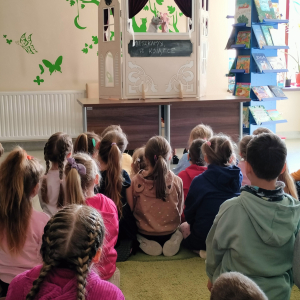 Przedszkolaki siedzą w Dziale Dziecięcym brzeskiej biblioteki. Oglądają teatrzyk pacynkowy. Kliknięcie na zdjęcie spowoduje jego powiększenie do rozmiaru oryginalnego.