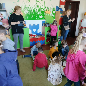 Przedszkolaki bawią się w sali zabaw biblioteki w Brzesku. Kliknięcie na zdjęcie spowoduje jego powiększenie do rozmiaru oryginalnego.