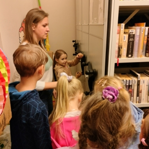 Przedszkolaki zwiedzają magazyn brzeskiej biblioteki. Kliknięcie na zdjęcie spowoduje jego powiększenie do rozmiaru oryginalnego.