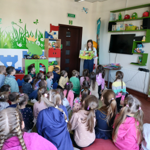 Dzieci oglądają książki 3D w brzeskiej bibliotece. Kliknięcie na zdjęcie spowoduje jego powiększenie do rozmiaru oryginalnego.