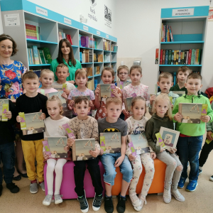 Klasa 1 b wraz panią Wicedyrektor Dorotą Gurgul oraz bibliotekarką Marceliną Pajor. Dzieci trzymają "Pierwsze abecadło" - książeczki, które otrzymały z okazji pasowania na czytelnika. Kliknięcie na zdjęcie spowoduje jego powiększenie do rozmiaru oryginalnego.