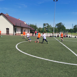 Reprezentanci naszej szkoły grają w mini piłkę nożną na zawodach.  Kliknięcie na zdjęcie spowoduje jego powiększenie do rozmiaru oryginalnego.