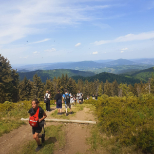 Klasa 7 b wędruje po szlaku na Turbacz w Gorcach. W tle drzewa i pagórki. Kliknięcie na zdjęcie spowoduje jego powiększenie do rozmiaru oryginalnego.