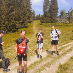 Uczniowie kl. 7 b stoją na szklaku podczas wędrówki na Turbacz. Kliknięcie na zdjęcie spowoduje jego powiększenie do rozmiaru oryginalnego.