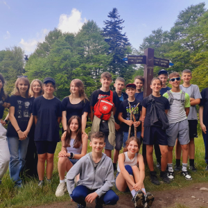 Uczniowie kl. 7 b pozują przy drogowskazie w czasie wycieczki w Gorcach. Kliknięcie na zdjęcie spowoduje jego powiększenie do rozmiaru oryginalnego.