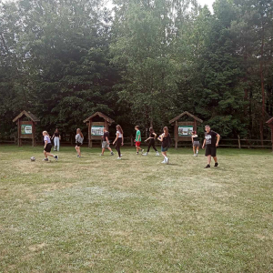 Młodzież kl. 7a gra w piłkę podczas wycieczki klasowej. Kliknięcie na zdjęcie spowoduje jego powiększenie do rozmiaru oryginalnego.