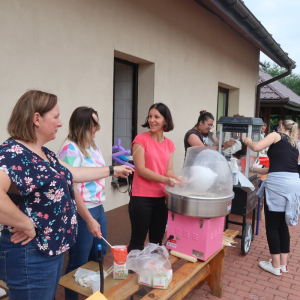 Rodzice przygotowują watę cukrową i inne  smakołyki z okazji Dnia Dziecka. Kliknięcie na zdjęcie spowoduje jego powiększenie do rozmiaru oryginalnego.