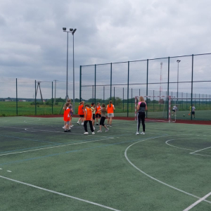 Uczniowie kl. 4-8 grają na boisku sportowym w czasie obchodów Dnia Dziecka. Kliknięcie na zdjęcie spowoduje jego powiększenie do rozmiaru oryginalnego.