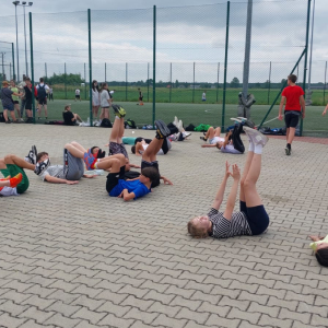 Uczniowie wykonują figury taneczna na kostce w czasie Dnia Dziecka. Kliknięcie na zdjęcie spowoduje jego powiększenie do rozmiaru oryginalnego.