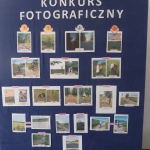 Sztaluga przedstawiająca prace laureatów oraz osób wyróżnionych w Szkolnym konkursie fotograficznym "Sport i natura". Kliknięcie na zdjęcie spowoduje jego powiększenie do rozmiaru oryginalnego.