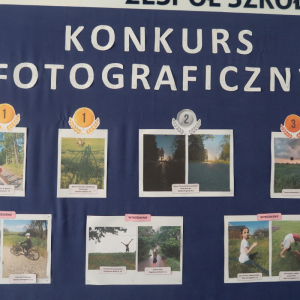 Sztaluga prezentująca prace konkursowe uczniów kl. 4-8 wykonane na Szkolny Konkurs Fotograficzny. Kliknięcie na zdjęcie spowoduje jego powiększenie do rozmiaru oryginalnego.