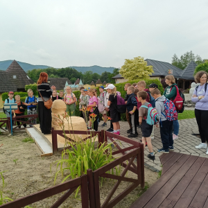 Dzieci zwiedzają Park Miniatur w Inwałdzie. Towarzyszy im pani przewodnik i opiekunowie. Kliknięcie na zdjęcie spowoduje jego powiększenie do rozmiaru oryginalnego. 