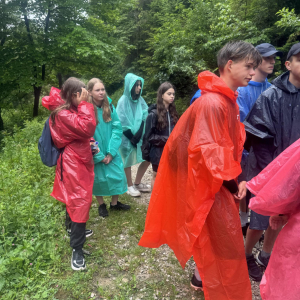 Młodzież podczas wycieczki w Pieniny. Uczniowie mają na sobie kolorowe peleryny przeciwdeszczowe. Kliknięcie na zdjęcie spowoduje jego powiększenie do rozmiaru oryginalnego.