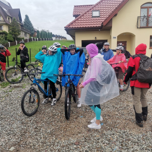 Młodzież przygotowuje się do wycieczki rowerowej w czasie dwudniowego wyjazdu w Pieniny. Kliknięcie na zdjęcie spowoduje jego powiększenie do rozmiaru oryginalnego.