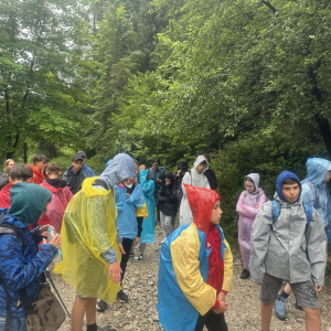 Uczniowie na pieszym wyjściu w Pieninach. Kliknięcie na zdjęcie spowoduje jego powiększenie do rozmiaru oryginalnego.