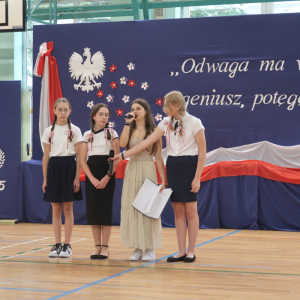 Uczennice kl. 7 śpiewają piosenkę w czasie akademii z okazji rozpoczęcia roku szkolnego 2024/25.  Kliknięcie na zdjęcie spowoduje jego powiększenie do rozmiaru oryginalnego.