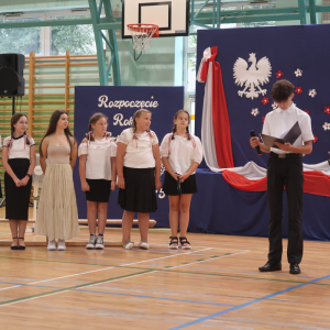 Występ uczniów na akademii z okazji rozpoczęcia roku szkolnego 2024/25.  Kliknięcie na zdjęcie spowoduje jego powiększenie do rozmiaru oryginalnego.