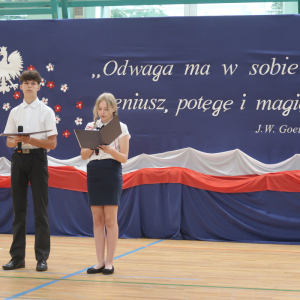 Uczniowie czytają  teksty z okazji rozpoczęcia roku szkolnego 2014-25. Kliknięcie na zdjęcie spowoduje jego powiększenie do rozmiaru oryginalnego.