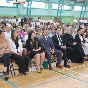 Wójt Gminy Szczurowa, przedstawiciele władz samorządowych, Dyrekcja szkoły, księża, nauczyciele, uczniowie  i rodzice na rozpoczęciu roku szkolnego 2024/25 w Zespole Szkół w Szczurowej.  Kliknięcie na zdjęcie spowoduje jego powiększenie do rozmiaru oryginalnego.