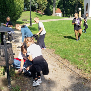 Dzieci z kl. 4 a sprzątają śmieci w ramach akcji sprzątanie świata. Kliknięcie na zdjęcie spowoduje jego powiększenie do rozmiaru oryginalnego.