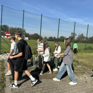 Młodzież z kl. 7 b zbiera do worków śmieci w ramach akcji Sprzątanie Świata. Kliknięcie na zdjęcie spowoduje jego powiększenie do rozmiaru oryginalnego.