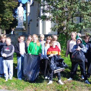 Dzieci z kl. 5 b z workami śmieci nazbieranymi w ramach akcji Sprzątanie Świata. Kliknięcie na zdjęcie spowoduje jego powiększenie do rozmiaru oryginalnego.