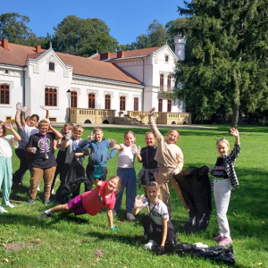 Uczniowie kl. 4 a  w parku w Szczurowej sprzątają śmieci. Kliknięcie na zdjęcie spowoduje jego powiększenie do rozmiaru oryginalnego.