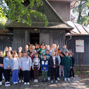 Klasy piąte przed Kościółkiem w Strzelcach Wielkich. Kliknięcie na zdjęcie spowoduje jego powiększenie do rozmiaru oryginalnego. 