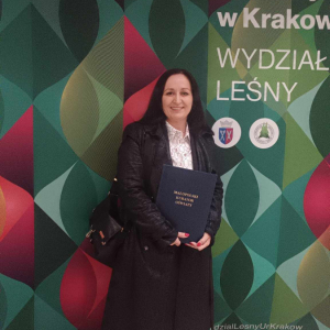 Dyrektor Joanna Ozorka-Krawczyk na Uniwersytecie Rolniczym im. Hugona Kołłątaja w Krakowie na gali wręczenia nagród Małopolskiego Kuratora Oświaty w Krakowie w dniu obchodów Dnia Edukacji Narodowej. Kliknięcie na zdjęcie spowoduje jego powiększenie do rozmiaru oryginalnego.