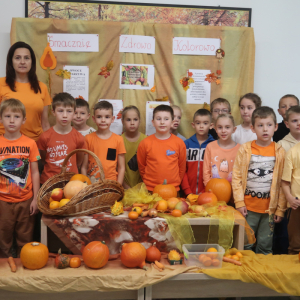 Pani Elżbieta Grzesik-Oleksyk wraz z uczniami ubranymi na pomarańczowo z okazji Dnia Pomarańczowego.  Kliknięcie na zdjęcie spowoduje jego powiększenie do rozmiaru oryginalnego.