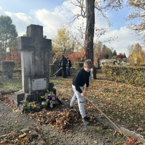 Uczniowie porządkują groby poległych żołnierzy. Kliknięcie na zdjęcie spowoduje jego powiększenie do rozmiaru oryginalnego.