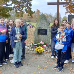 Klasa 5 b przy grobie Romów zamordowanych na terenie Szczurowej w czasie 2 wojny światowej. Kliknięcie na zdjęcie spowoduje jego powiększenie do rozmiaru oryginalnego.