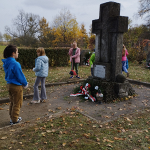 Uczniowie kl. 4 b sprzątają groby żołnierzy na Cmentarzu Parafialnym. Kliknięcie na zdjęcie spowoduje jego powiększenie do rozmiaru oryginalnego.