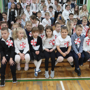 Przedszkolaki i uczniowie kl. 3 a wraz z nauczycielami na akademii z okazji Święta Niepodległości. Kliknięcie na zdjęcie spowoduje jego powiększenie do rozmiaru oryginalnego.