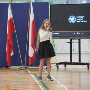 Katarzyna Czarna śpiewa pieśń patriotyczną na akademii z okazji 11 listopada.  Kliknięcie na zdjęcie spowoduje jego powiększenie do rozmiaru oryginalnego.