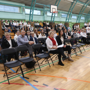 Pani Wicedyrektor Dorota Gurgul, nauczyciele i cała społeczność szkolna zgromadzona na akademii z okazji Dnia Niepodległości. Kliknięcie na zdjęcie spowoduje jego powiększenie do rozmiaru oryginalnego.