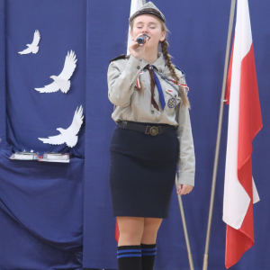 Roksana Romanowska śpiewa pieśń patriotyczną na akademii z okazji 11 listopada.  Kliknięcie na zdjęcie spowoduje jego powiększenie do rozmiaru oryginalnego.