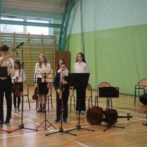 Dziewczynki i chłopcy grający na instrumentach koncert dla Niepodległej. Kliknięcie na zdjęcie spowoduje jego powiększenie do rozmiaru oryginalnego.